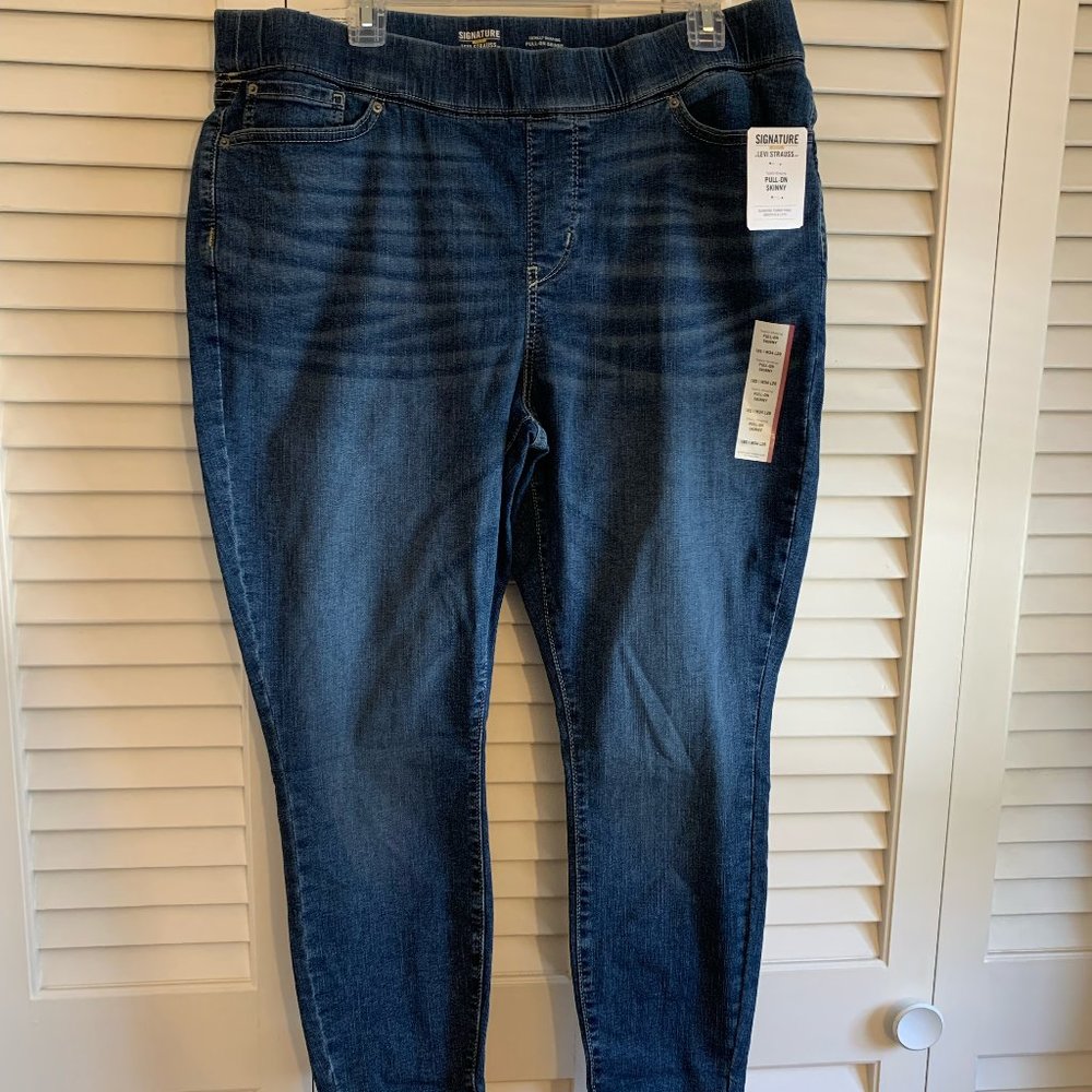 Levi Signature Gold Totally Shaping Pull On Skinny Jeans